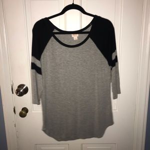 Black and gray t-shirt